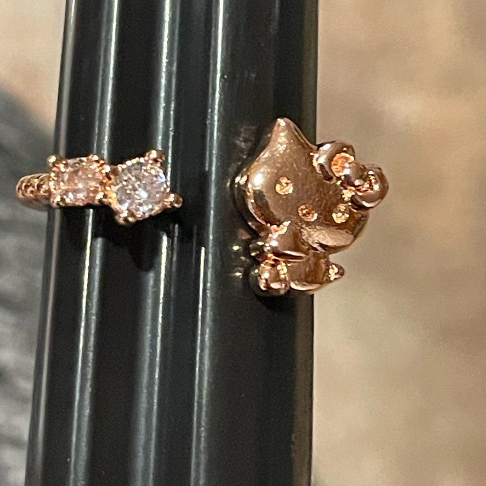 Sanrio Hello kitty rose gold colored ring size 6-7 ❤️❤️